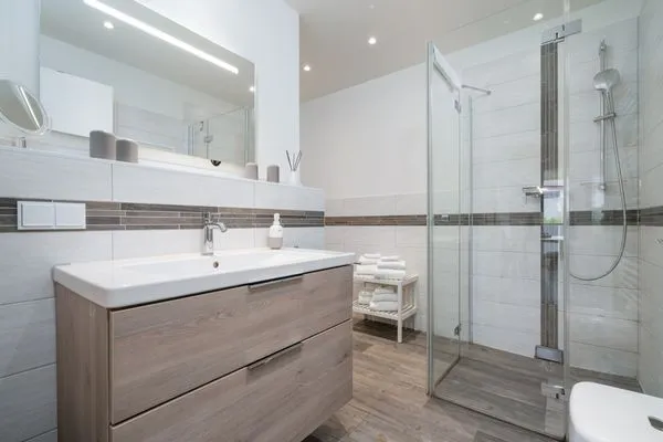 Ferienwohnung Müritztraum Waren (Müritz) - Modernes Badezimmer mit ebenerdiger Dusche  Müritztraum