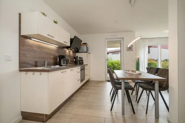 Ferienwohnung Müritztraum Waren (Müritz) - Moderne Küche mit Essbereich und Zugang zur Terrasse  Müritztraum