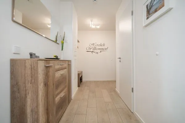 Ferienwohnung Müritztraum Waren (Müritz) - Einladender Flur mit stilvollem Willkommen  Müritztraum
