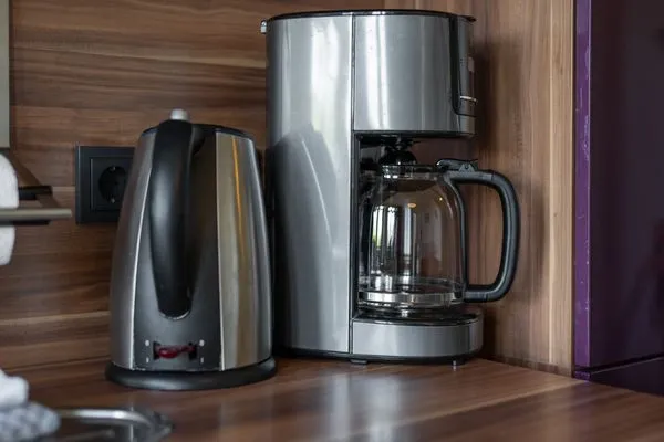 Ferienwohnung Altstadtapartment Carli Waren (Müritz) - Küche mit Kaffeemaschine und Wasserkocher  Altstadtapartment Carli