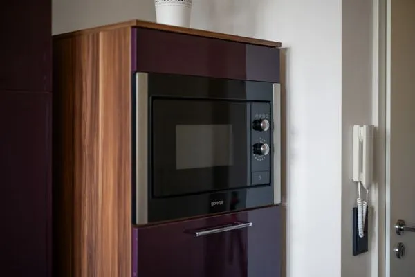 Ferienwohnung Altstadtapartment Carli Waren (Müritz) - moderne Küche mit eingebauter Mikrowelle  Altstadtapartment Carli