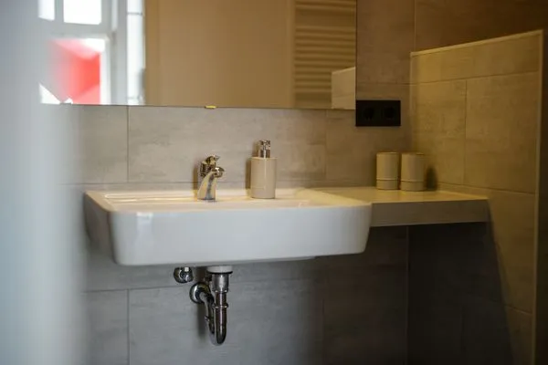 Ferienwohnung Altstadtapartment Carli Waren (Müritz) - modernes Bad mit stilvollem Waschbeckenbereich  Altstadtapartment Carli