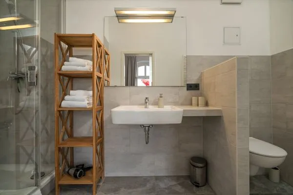 Ferienwohnung Altstadtapartment Carli Waren (Müritz) - modernes Badezimmer mit Dusche, WC und Waschbecken  Altstadtapartment Carli