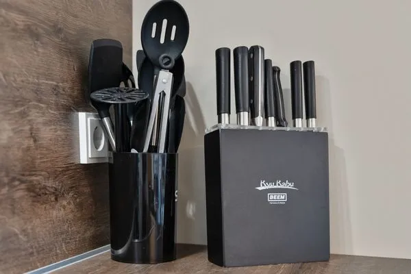 Ferienwohnung Müritztraum Waren (Müritz) - Voll ausgestattete Küche mit Messerset & Küchenutensilien  Müritztraum