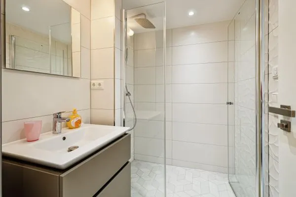 Badezimmer: Dusche, WC, Haartrockner  FeWo Abendrot in PRORA - 6.11