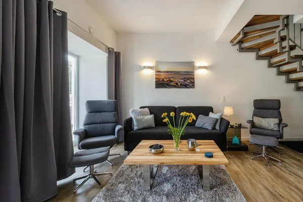 Wohn/Essbereich: Schlafsofa für 2 Personen, TV, Zugang zum Terrasse  FeWo Ahoi in PRORA - 5.06