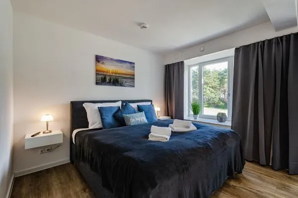 Schlafzimmer 1: Doppelbett (180x200), TV, Zugang zum Balkon  FeWo Ahoi in PRORA - 5.06