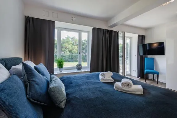 Schlafzimmer 1: Doppelbett (180x200), TV, Zugang zum Balkon  FeWo Ahoi in PRORA - 5.06