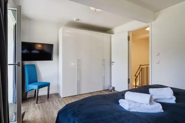 Schlafzimmer 1: Doppelbett (180x200), TV, Zugang zum Balkon  FeWo Ahoi in PRORA - 5.06