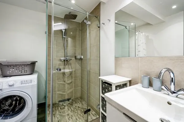 Badezimmer: Dusche, WC, Haartrockner, Waschmaschine  FeWo Ahoi in PRORA - 5.06