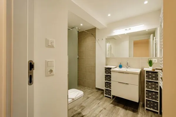 Badezimmer: Dusche, WC, Haartrockner, Waschmaschine  FeWo Ahoi in PRORA - 5.06