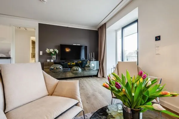 Wohn/Essbereich: Sofa, Sitzbereich, Essbereich, TV, Zugang zu, Balkon  FeWo Ambiente in PRORA - 6.31