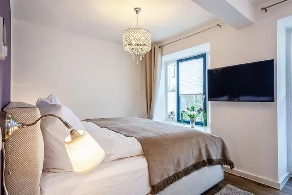 Schlafzimmer 1: Doppelbett (180x200), TV  FeWo Ambiente in PRORA - 6.31