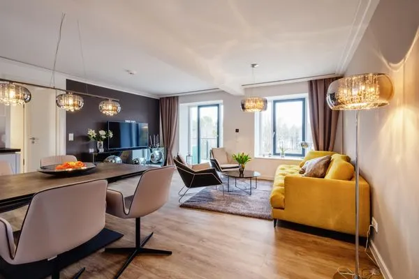 Wohn/Essbereich: Sofa, Sitzbereich, Essbereich, TV, Zugang zu, Balkon  FeWo Ambiente in PRORA - 6.31