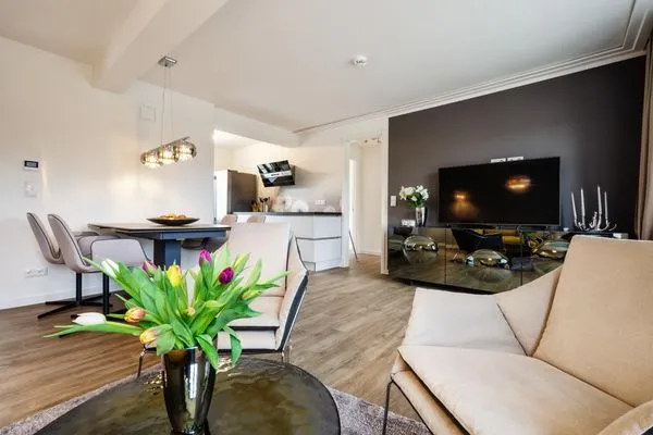 Wohn/Essbereich: Sofa, Sitzbereich, Essbereich, TV, Zugang zu, Balkon  FeWo Ambiente in PRORA - 6.31