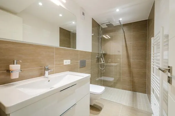 Badezimmer 1: Dusche, WC  FeWo Ambiente in PRORA - 6.31