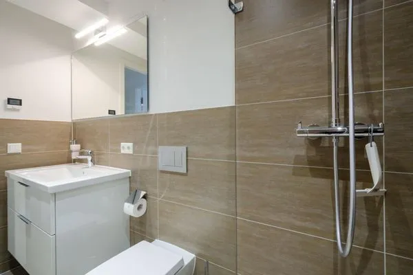 Badezimmer 1: Dusche, WC  FeWo Ambiente in PRORA - 6.31