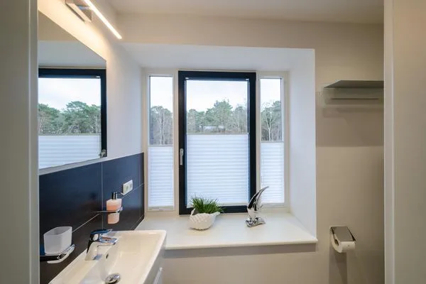 Badezimmer 1: Dusche, WC  FeWo Ambiente in PRORA - 6.31