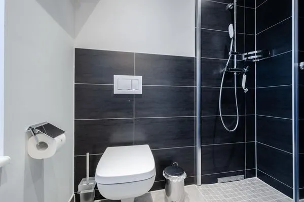 Badezimmer 2: Dusche, WC  FeWo Ambiente in PRORA - 6.31