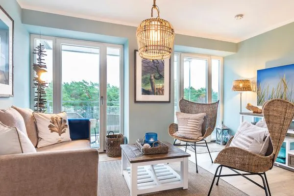 Wohnzimmer: Sofa, TV, Zugang zum Balkon  FeWo Aquarius in PRORA - 4.41