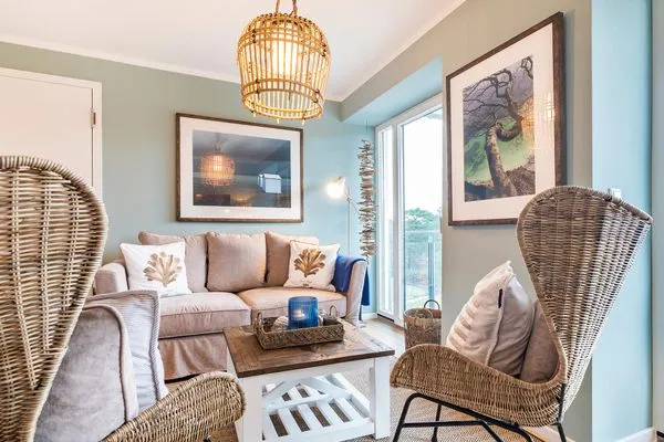 Wohnzimmer: Sofa, TV, Zugang zum Balkon  FeWo Aquarius in PRORA - 4.41