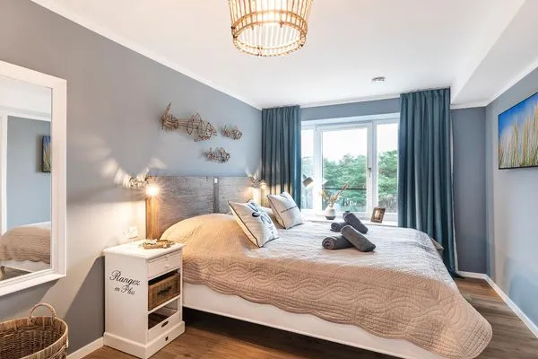 Schlafzimmer 1: Doppelbett (180x200), TV  FeWo Aquarius in PRORA - 4.41