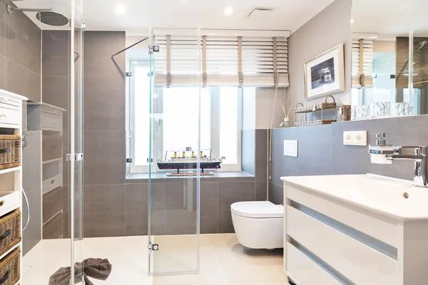 Badezimmer 1: Regendusch, WC, Haartrockner  FeWo Aquarius in PRORA - 4.41