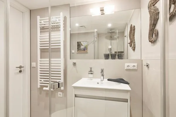 Badezimmer 2: Regendusch, WC, Haartrockner  FeWo Aquarius in PRORA - 4.41