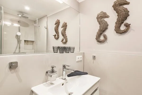 Badezimmer 2: Regendusch, WC, Haartrockner  FeWo Aquarius in PRORA - 4.41