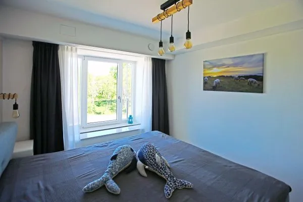 Schlafzimmer 1: Boxspringbett (180x200) mit Insektenschutz  FeWo room-of-light in PRORA - 9.34