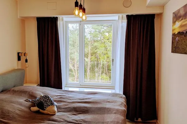 Schlafzimmer 1: Boxspringbett (180x200) mit Insektenschutz  FeWo room-of-light in PRORA - 9.34