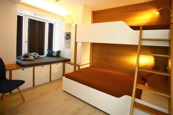 Schlafzimmer 2: Doppelstockbett (80 / 120 x 200),mit Insektenschutz, Fenster Sitzbank, USB-Steckdose, Kindersicherheitss  FeWo room-of-light in PRORA - 9.34