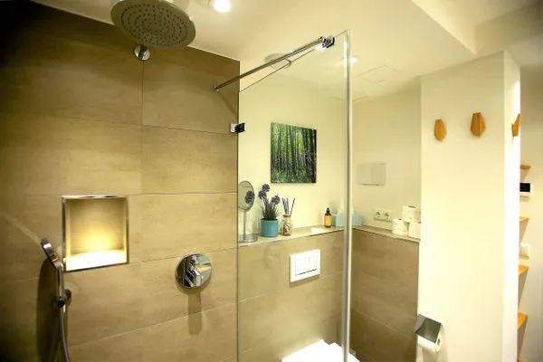 Badezimmer: Regendusche, WC, Haartrockner  FeWo room-of-light in PRORA - 9.34