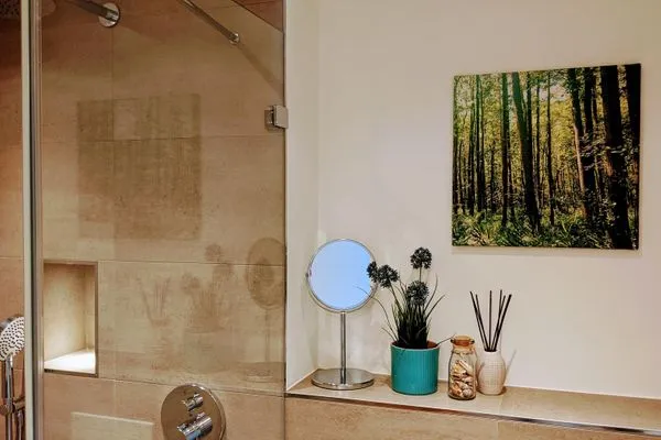 Badezimmer: Regendusche, WC, Haartrockner  FeWo room-of-light in PRORA - 9.34