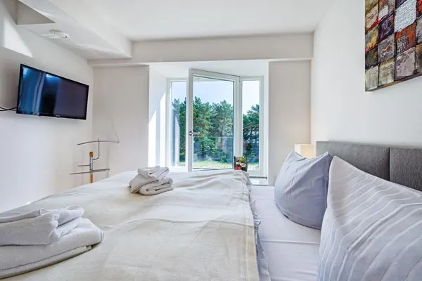 Schlafzimmer 1: Doppelbett (180x200), TV  FeWo Arkonas Strandperle in PRORA - 5.23