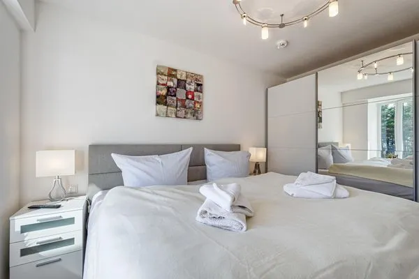 Schlafzimmer 1: Doppelbett (180x200), TV  FeWo Arkonas Strandperle in PRORA - 5.23