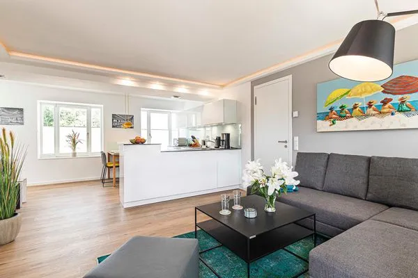 Wohnzimmer: Schlafsofa, Sitzhocker, TV, Zugang zum Balkon  FeWo Wunderschön! in PRORA - 8.21