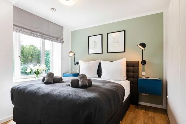 Schlafzimmer 1: Boxspring-Doppelbett (180 x 200), TV  FeWo Wunderschön! in PRORA - 8.21