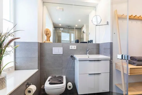 Badezimmer 1: Regendusche, WC, Haartrockner  FeWo Wunderschön! in PRORA - 8.21