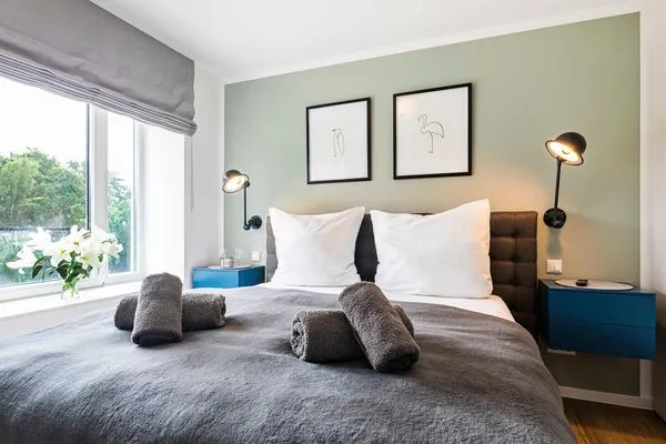 Schlafzimmer 1: Boxspring-Doppelbett (180 x 200), TV  FeWo Wunderschön! in PRORA - 8.21