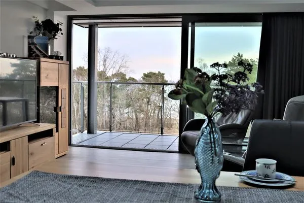 Wohn/Essbereich: Sofa, Sitzbereich, Essbereich, smartTV, Zugang zum Balkon  FeWo Ausblick in PRORA - 8.52