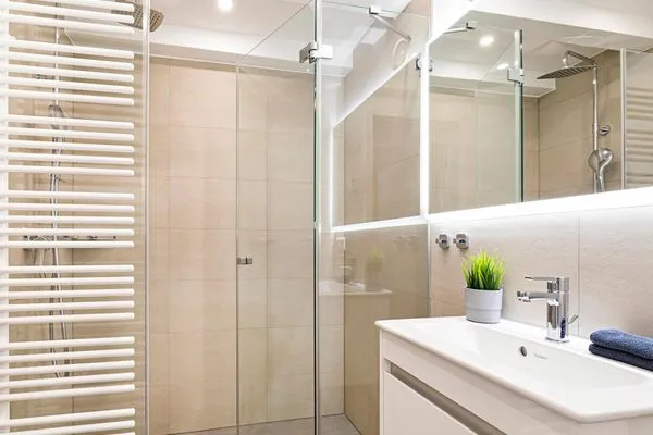 Badezimmer 1: Dusche, WC, Haartrockner, beleuchtete Badspiegel  FeWo Ausblick in PRORA - 8.52