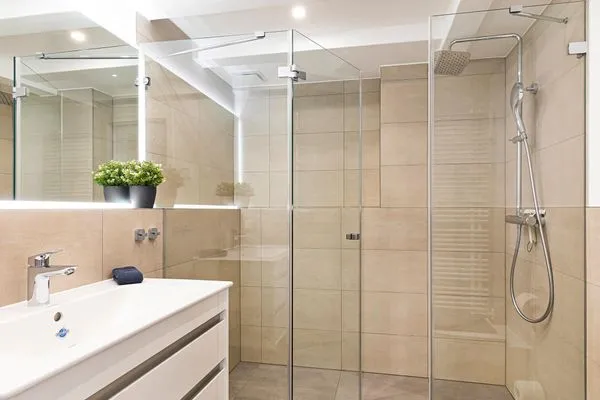 Badezimmer 1: Dusche, WC, Haartrockner, beleuchtete Badspiegel  FeWo Ausblick in PRORA - 8.52