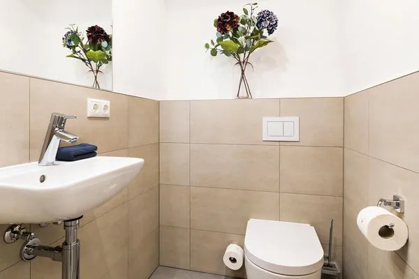 Badezimmer 2: Dusche, WC, Haartrockner, beleuchtete Badspiegel  FeWo Ausblick in PRORA - 8.52