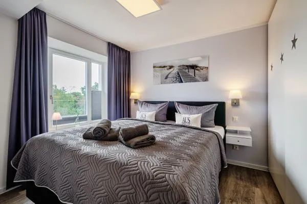 Schlafzimmer 1: Doppelbett (180x200), TV  FeWo Auszeit in PRORA - 9.42