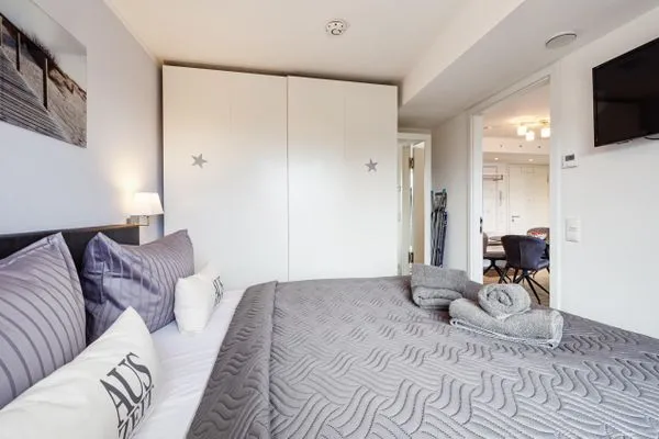 Schlafzimmer 1: Doppelbett (180x200), TV  FeWo Auszeit in PRORA - 9.42