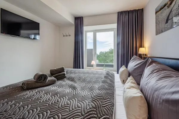 Schlafzimmer 1: Doppelbett (180x200), TV  FeWo Auszeit in PRORA - 9.42