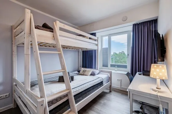 Schlafzimmer 2: Etagenbett (oben: 90x200 - unten:140x200), Xbox-OneX-Konsole  FeWo Auszeit in PRORA - 9.42