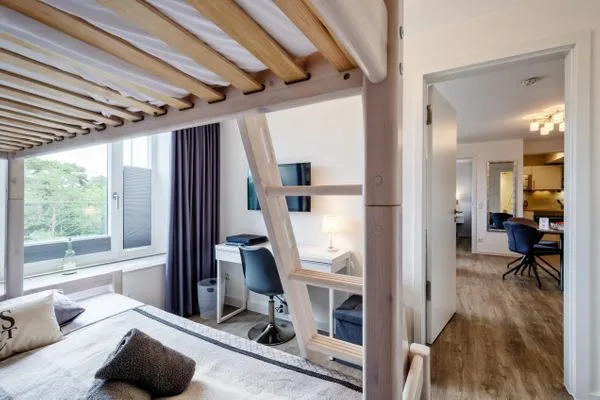 Schlafzimmer 2: Etagenbett (oben: 90x200 - unten:140x200), Xbox-OneX-Konsole  FeWo Auszeit in PRORA - 9.42