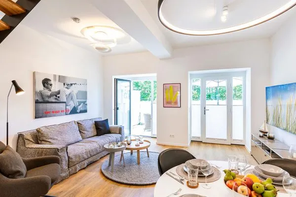 Wohn/Essbereich: Sofa, Sitzbereich, Essbereich, TV-Flachbild, Zugang zur Terrasse  FeWo Baltic Beach Home in PRORA - 2.02
